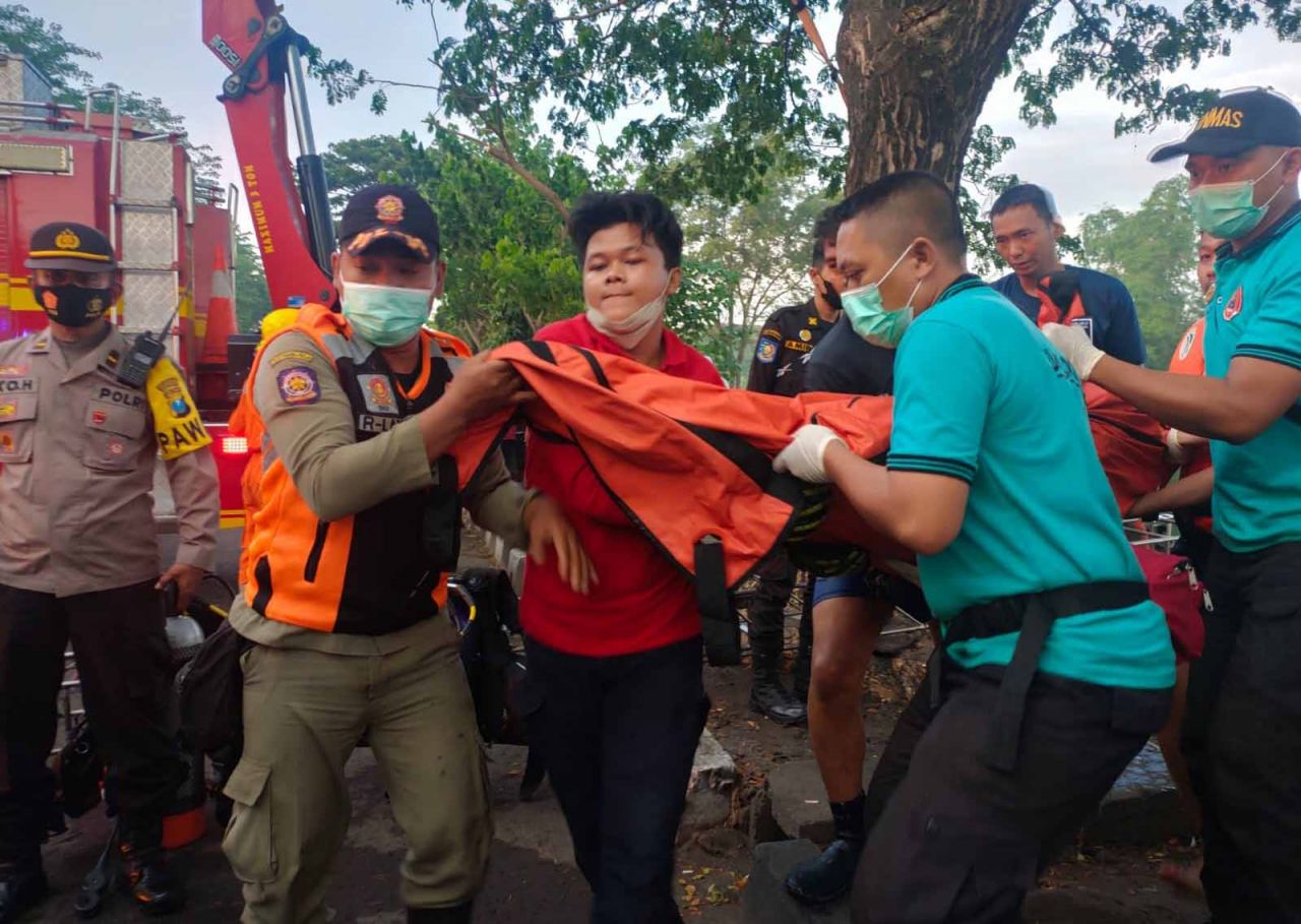 Pikap Tercebur ke Danau Unesa Surabaya, 1 Tewas