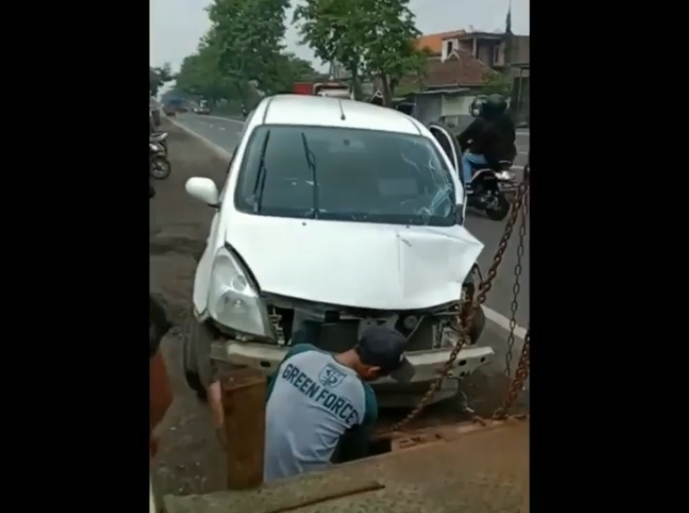 Tenda Hajatan Ditabrak Minibus, 1 Tewas!