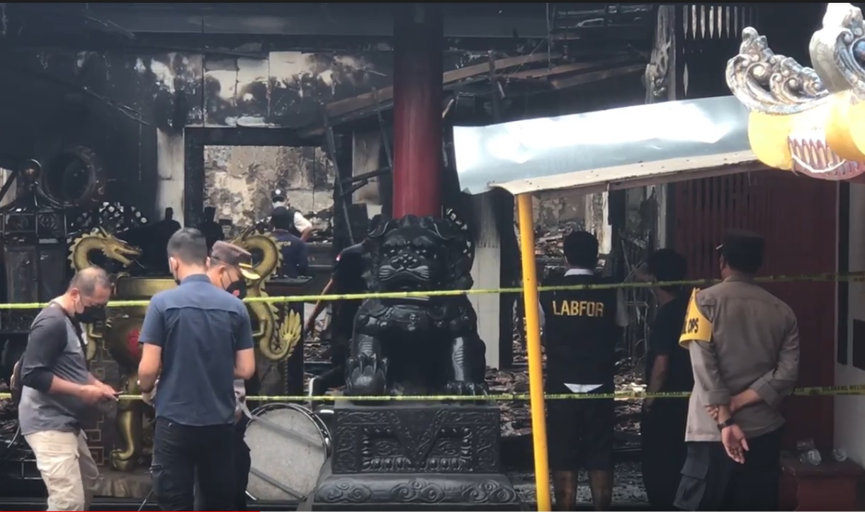 Tim Laboratorium Forensik (Labfor) Polda Jawa Timur diterjunkan melakukan olah TKP di Klenteng Poo An Kiong Kota Blitar. (metrotv)