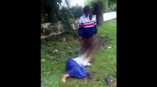 Tangkapan layar penganiayaan remaja putri di Malang viral di medsos (Foto:Istimewa)