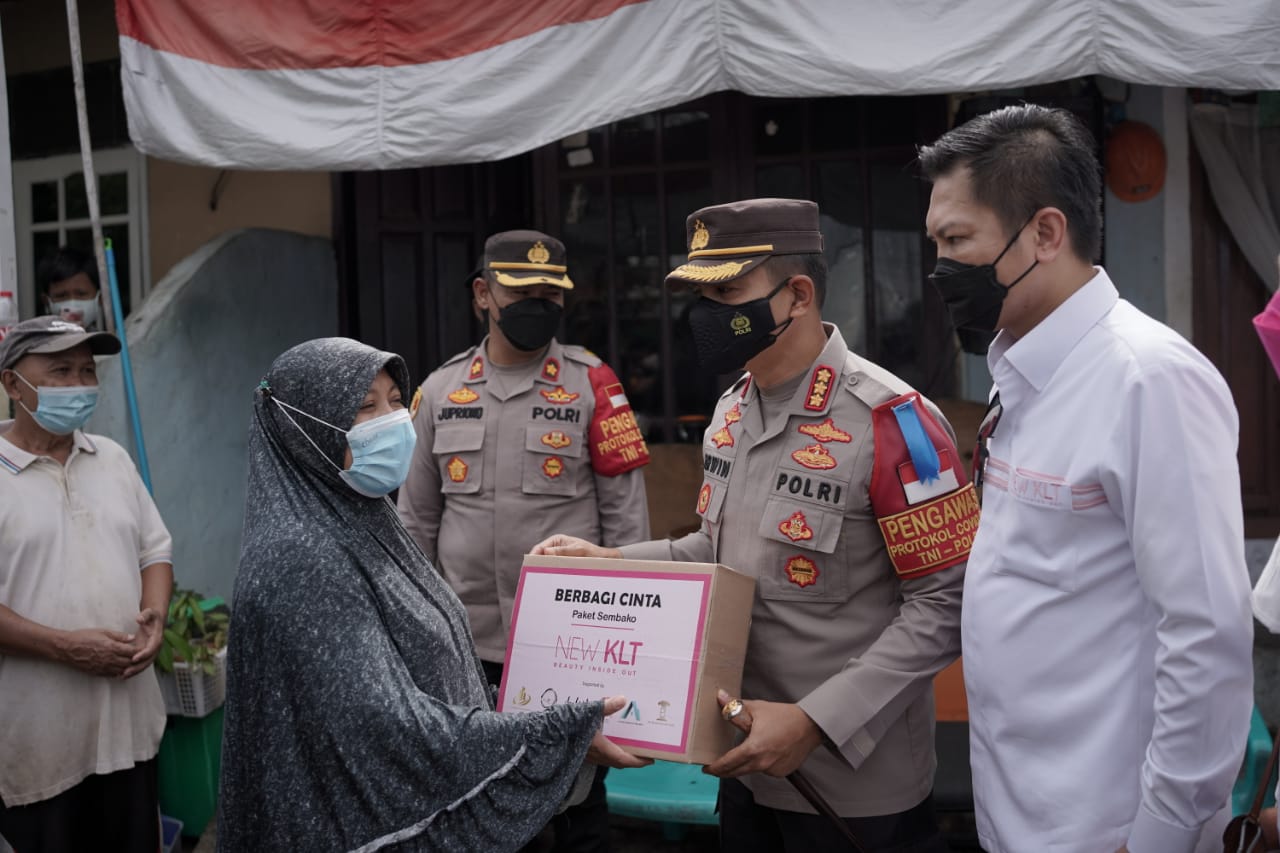 KLT Official Berbagi Ribuan Paket Sembako, dari Jakarta hingga Surabaya