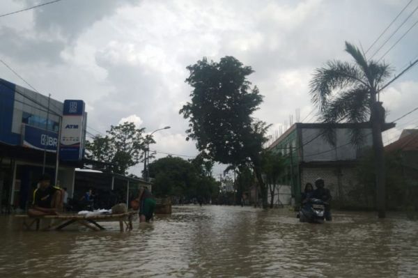 Banjir di wilayah Gresik akibat luapan sungai lamong.  (metrotv)