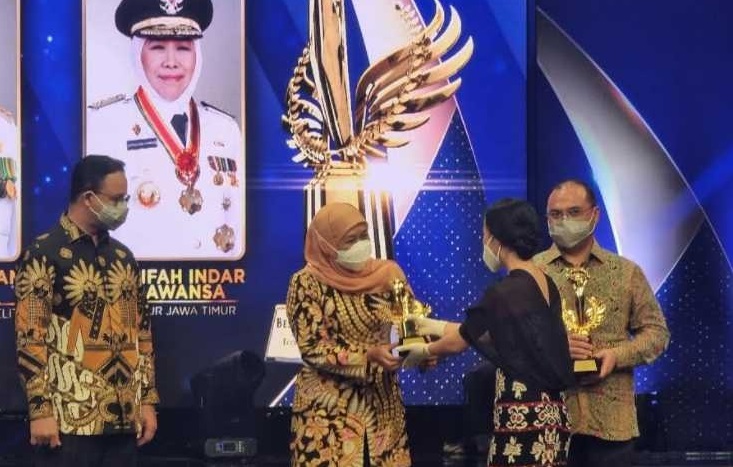 Gubernur Jawa Timur, Khofifah Indar Parawansa saat menerima penghargaan 