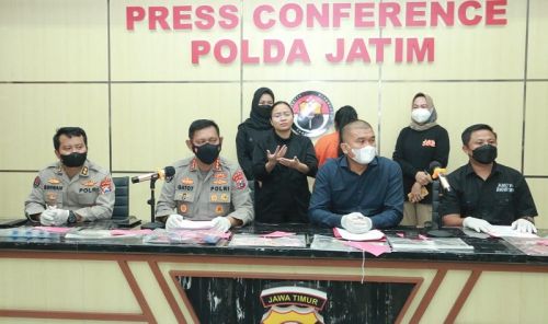 Kabid Humas Polda Jatim Gatot Repli Handoko saat menyampaikan ungkap prostitusi online (Foto / Metro TV)