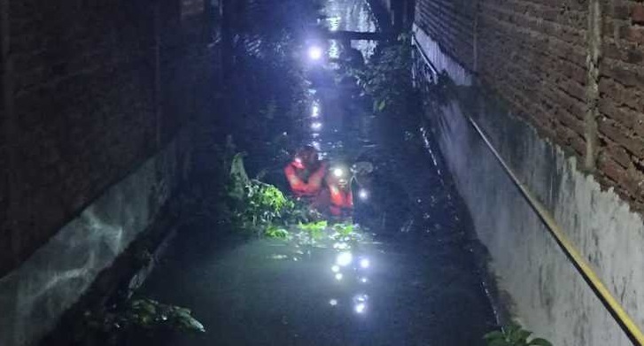 Pencarian Bocah Manukan Kasman Surabaya Terhambat Tumpukan Sampah