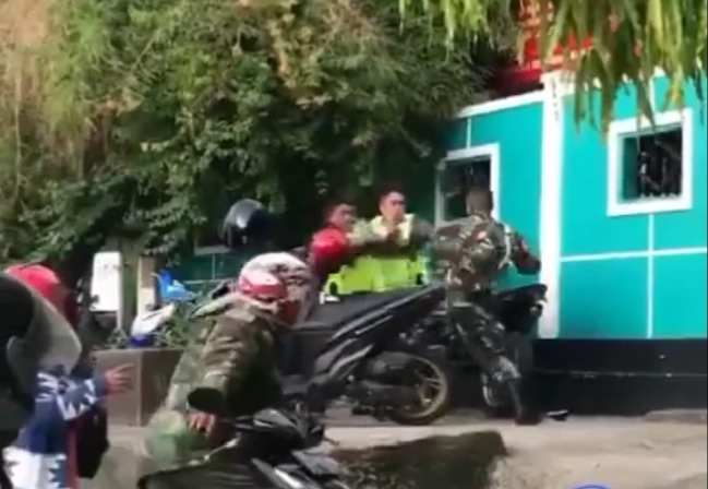 Tangkapan layar video perkelahian antara polisi dan anggota TNI di Ambon. (ist)