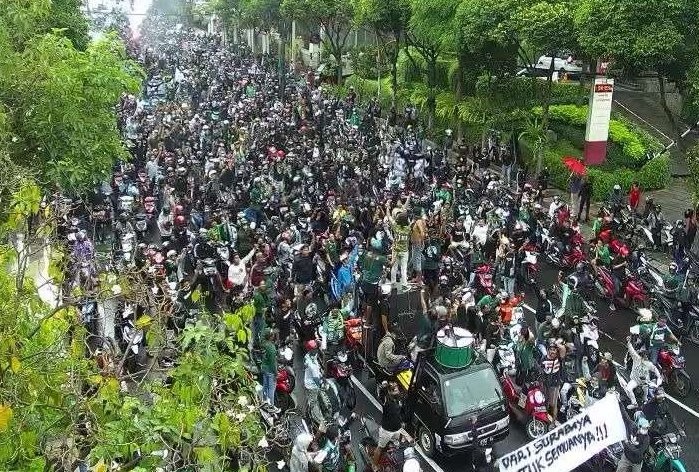 Ribuan Bonek bergerak dari depan Stadion Gelora 10 November menunju Gedung Negara Grahadi, Surabaya