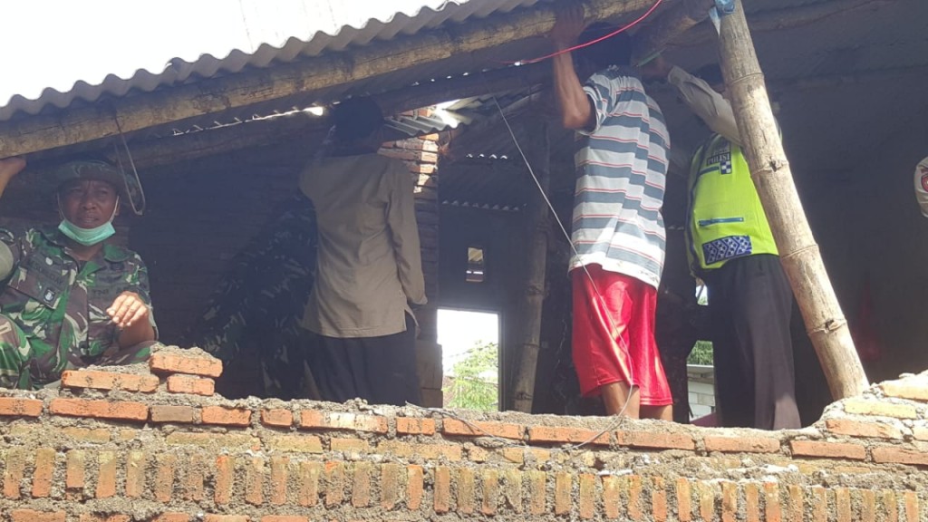 Beberapa rumah di Desa Kemantren RT05/RW05, Kecamatan Jabung, Kabupaten Malang, Jawa Timur, rusak akibat hujan deras disertai dengan angin kencang. Dokumentasi/ istimewa.