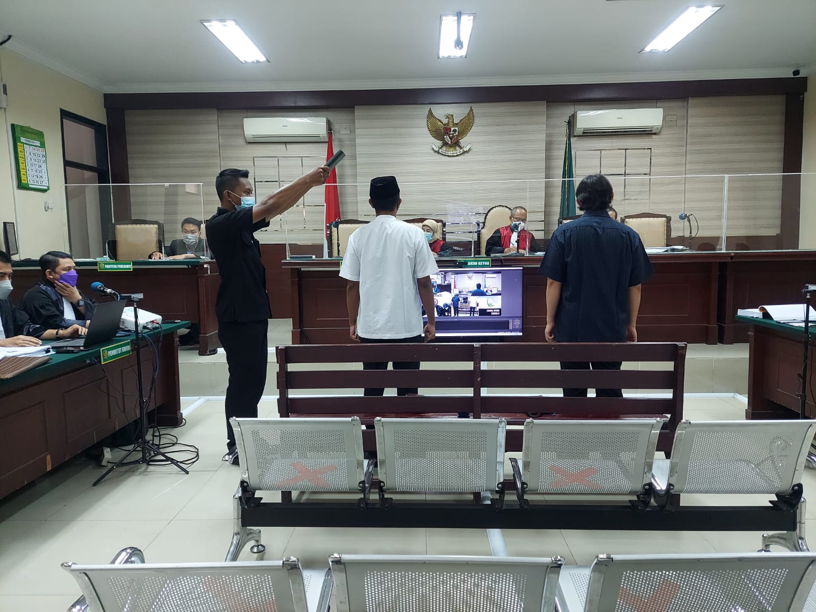 Terdakwa Ajudan Bupati M Izza Muhtadin bersaksi atas terdakwa Bupati nonaktif Novi Rahman Hidayat (Foto / Metro TV)
