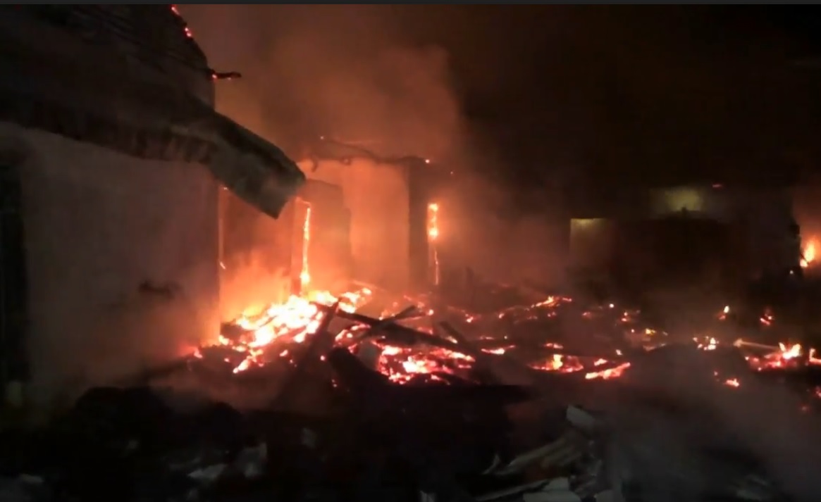 Kebakaran di Probolinggo meludeskan empat rumah. (metrotv)