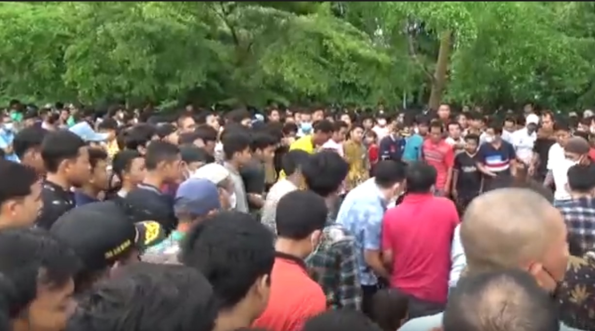 Suasana pemakaman empat korban kecalakaan di Kediri. (metrotv)