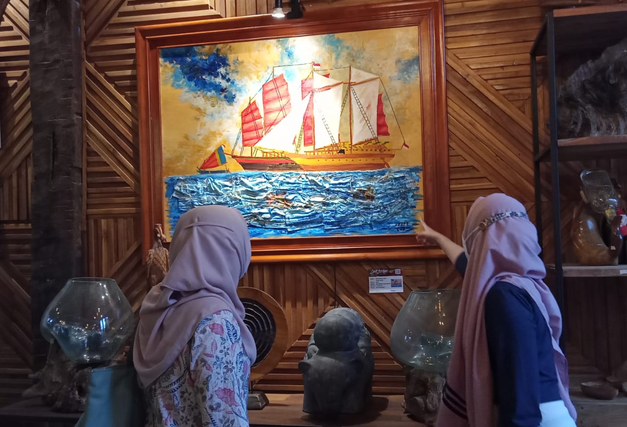 Salah satu lukisan Ariel Ramadhan di pameran tunggal bertajuk 'Laut Lestari' di Kayoene Cafe dan Gallery, Jalan Raya Graha Family Barat (Foto / Metro TV)