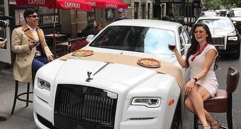 Mobil mewah Rolls Royce dijadikan meja makan oleh pasangan konglomerat ini viral di medsos (Foto / Istimewa)