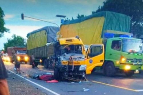 Kondisi minibus yang hancur dihantam truk  di Kediri (Foto / Metro TV)