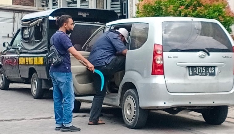 Oknum wartawan di Surabaya berinisial AM diamankan polisi setelah menyekap perempuan di kosnya (Foto / Metro TV)