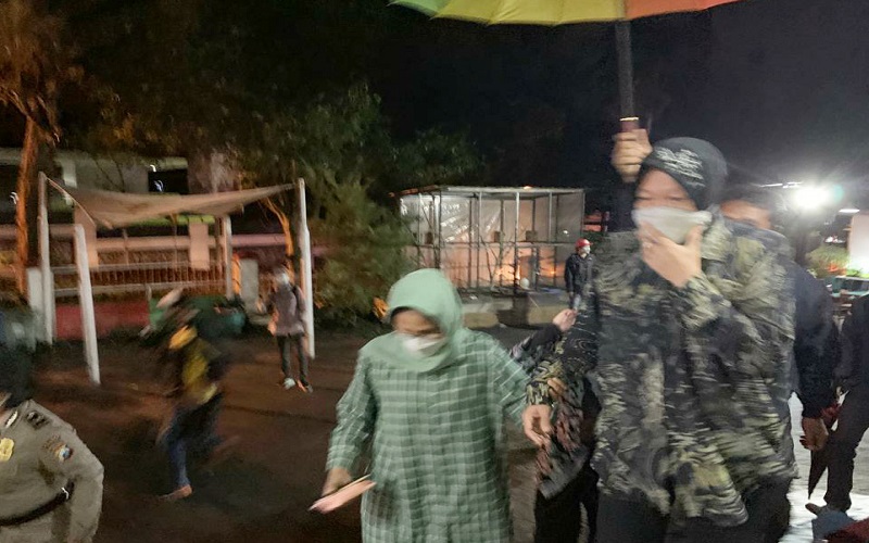 Menteri Sosial, Tri Rismaharini saat menemui HN, korban pemerkosaan dan perundungan di Batu, Malang (Foto / Metro TV) 