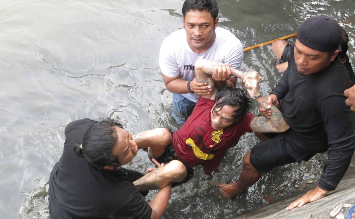 Terduga pelaku peredaran narkoba ditangkap saat sembunyi di sungai (Foto / Istimewa)