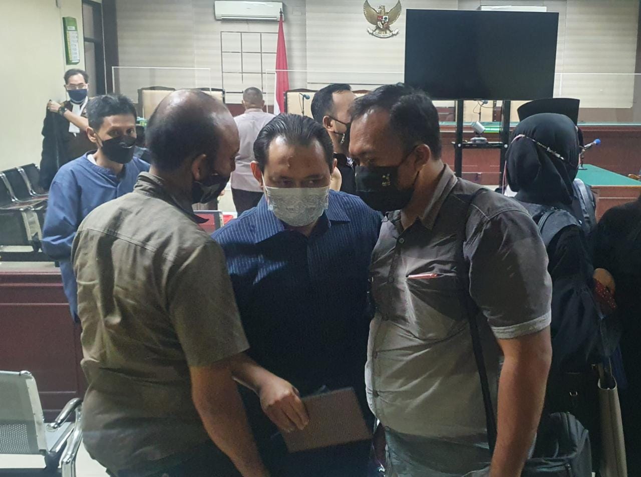 Terdakwa Bupati non aktif Nganjuk Novi Rahman Hidayat usai mengikuti sidang dugaan suap dalam jual beli jabatan  (Foto / Metro TV)