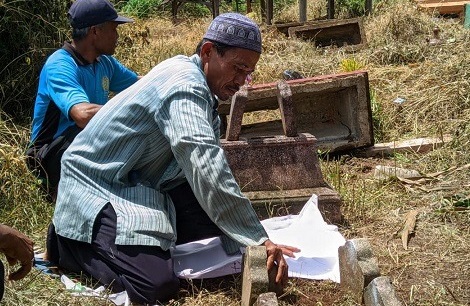Salah satu warga memindahkan makam leluhurnya akibat bendungan Bendo (Foto / Istimewa)