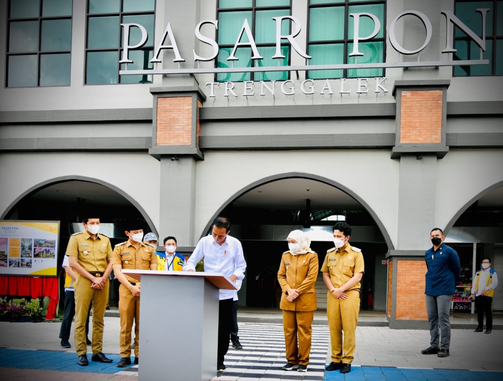 Presiden Joko Widodo meresmikan Pasar Pon di Trenggalek, Jatim, yang telah direvitalisasi, Selasa, 30 November 2021. 