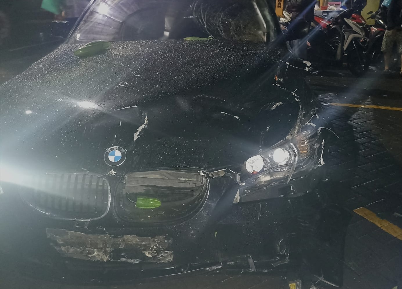 Pengemudi BMW Mabuk Bersama Teman Wanita Hantam 3 Motor di Surabaya, Bapak dan Anak Jadi Korban