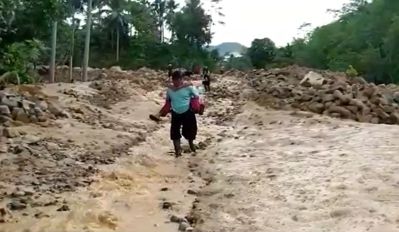 Banjir lumpur disertai batu memutus akses desa (Foto / Metro TV)