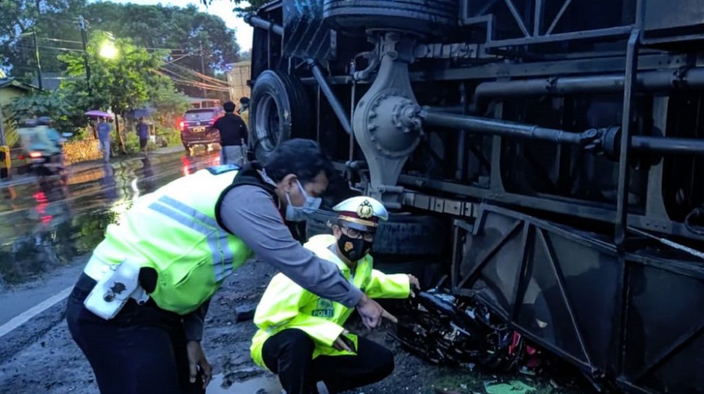 Tertimpa Bus, 1 Pemotor di Pantura Probolinggo Tewas