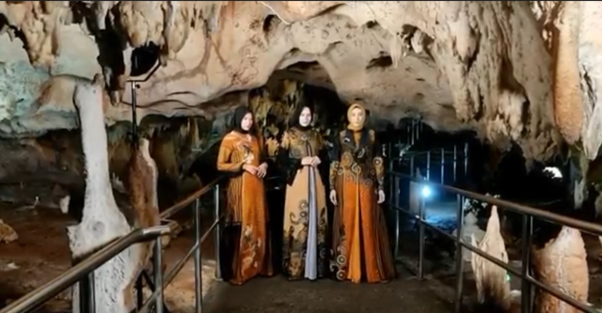 Eksotis, Fashion Show Batik di Dalam Goa Maharani