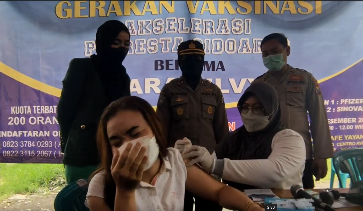 Salah satu peserta vaksinasi yang digelar pedangdut asal Sidoarjo Lara Silvy. (metrotv)