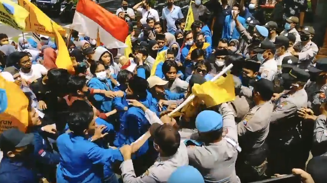 Aksi saling dorong mewarnai unjuk rasa di depan Kantor Bupati Malang. (metrotv)