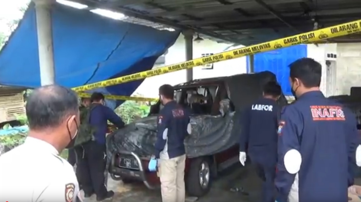 Tim Laboratorium Forensik (Labfor) Polda Jawa Timur diterjunkan melakukan olah TKP di lokasi terbakarnya mobil. (metrotv)