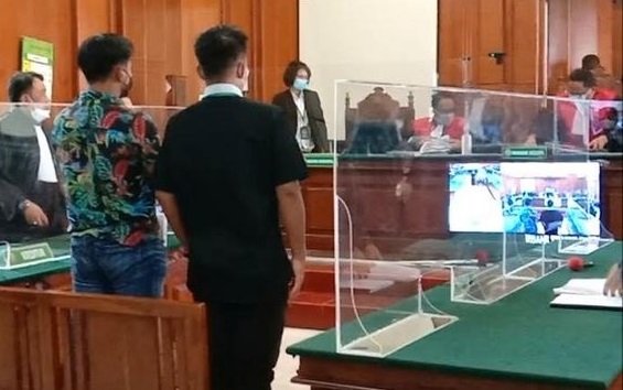 Dua terdakwa oknum polisi yakni Bripka Purwanto dan Brigpol Muhammad Firman Subakhi saat menjalani persidangan di PN Surabaya (Foto /Metro TV) 