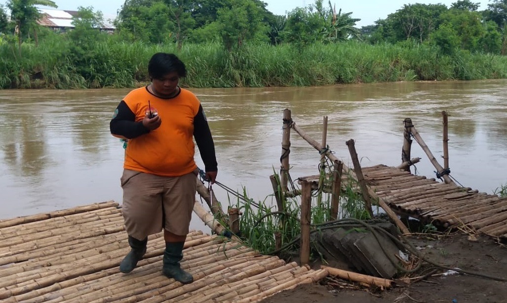 Tim SAR Jombang kembali melakukan pencarian korban Imam Tohari yang diduga bunuh diri dengan cara melompat ke sungai Brantas (Foto / Metro TV)