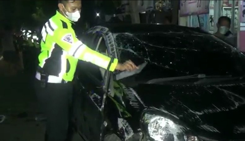 Mabuk, 2 Perempuan di Ngawi Tabrak Mobil Sedan