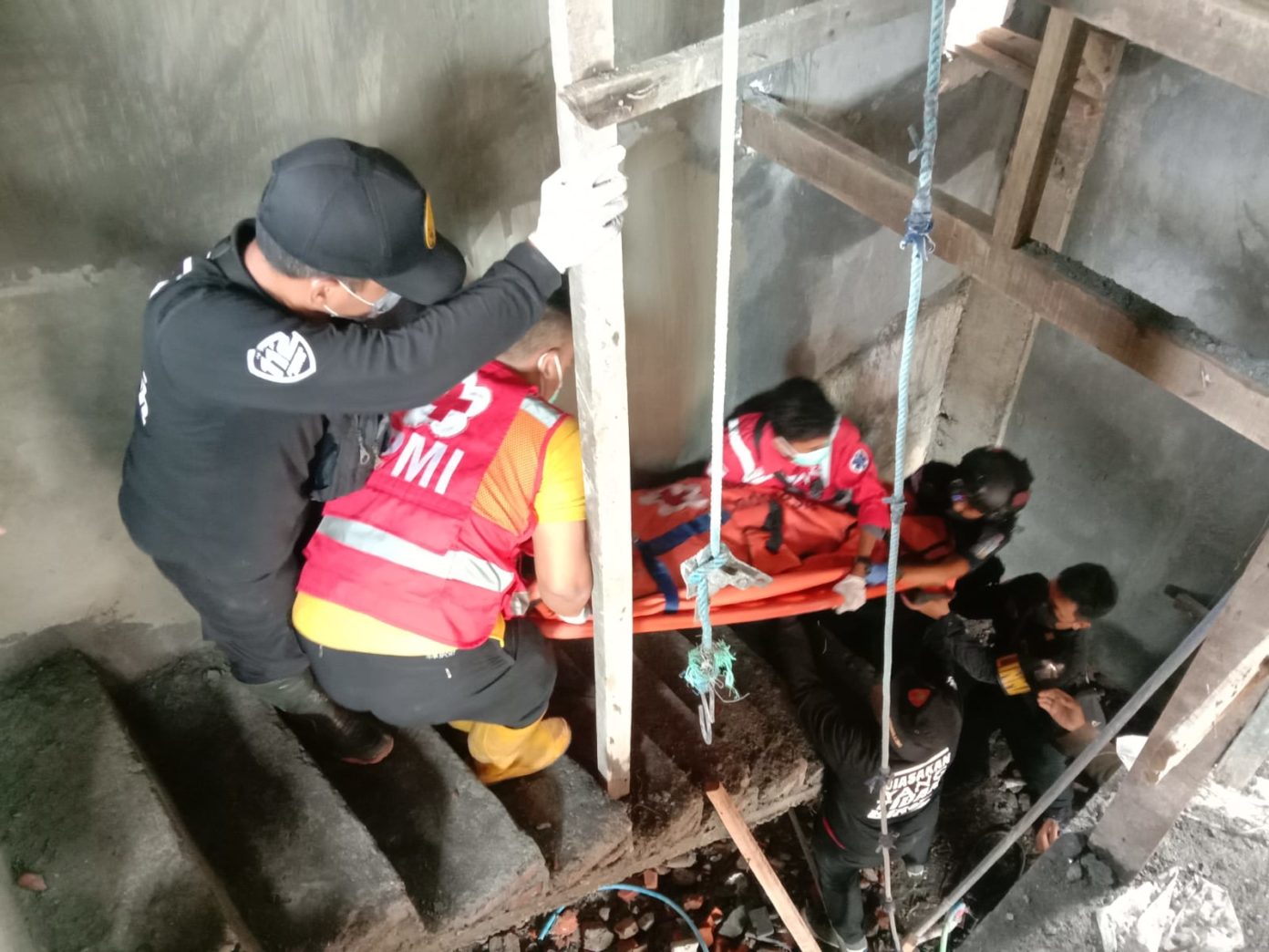 Korban Sugeng dievakuasi petugas usai tewas tersengat listrik (Foto / Metro TV)