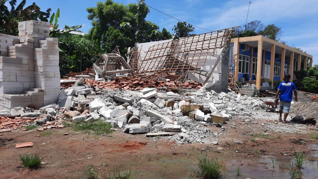 Kondisi masjid milik SMK Muhammadiyah 1 Kota Mojokerto yang masih proses pembangunan tiba-tiba ambruk (Foto / Metro TV)