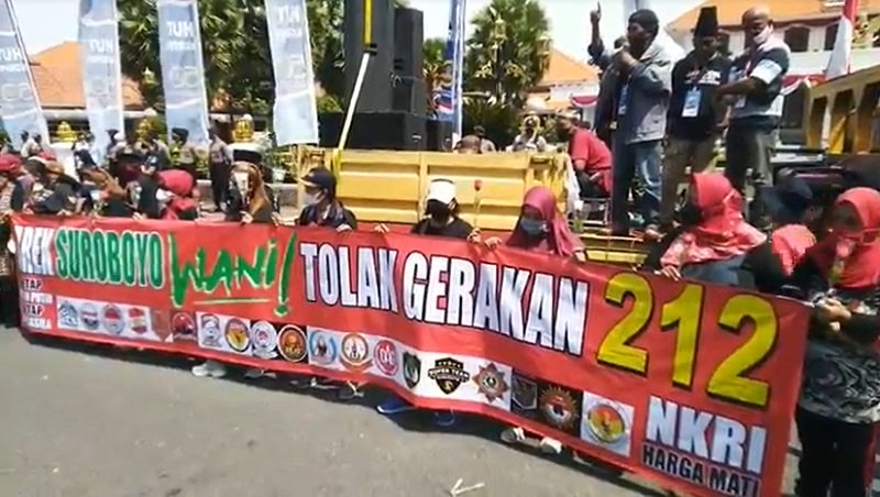 Ratusan Orang di Surabaya Demo Tolak Reuni 212