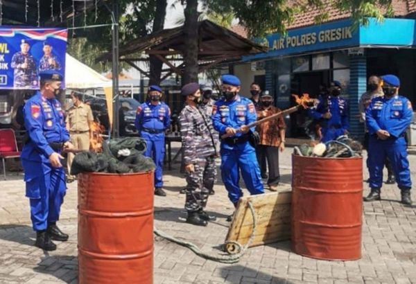 Rusak Ekosistem Laut, Satpolairud Gresik Musnahkan 9 Jaring Trawl