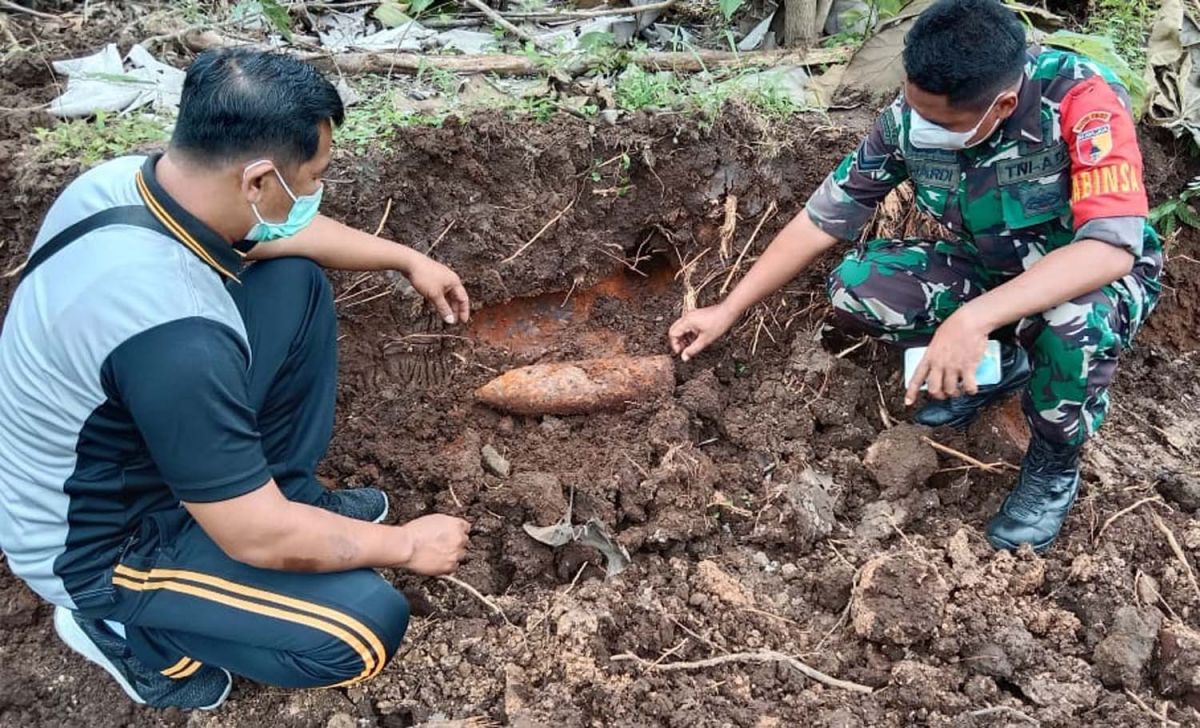 Temuan mortir di pekarangan rumah warga (Foto / Metro TV)