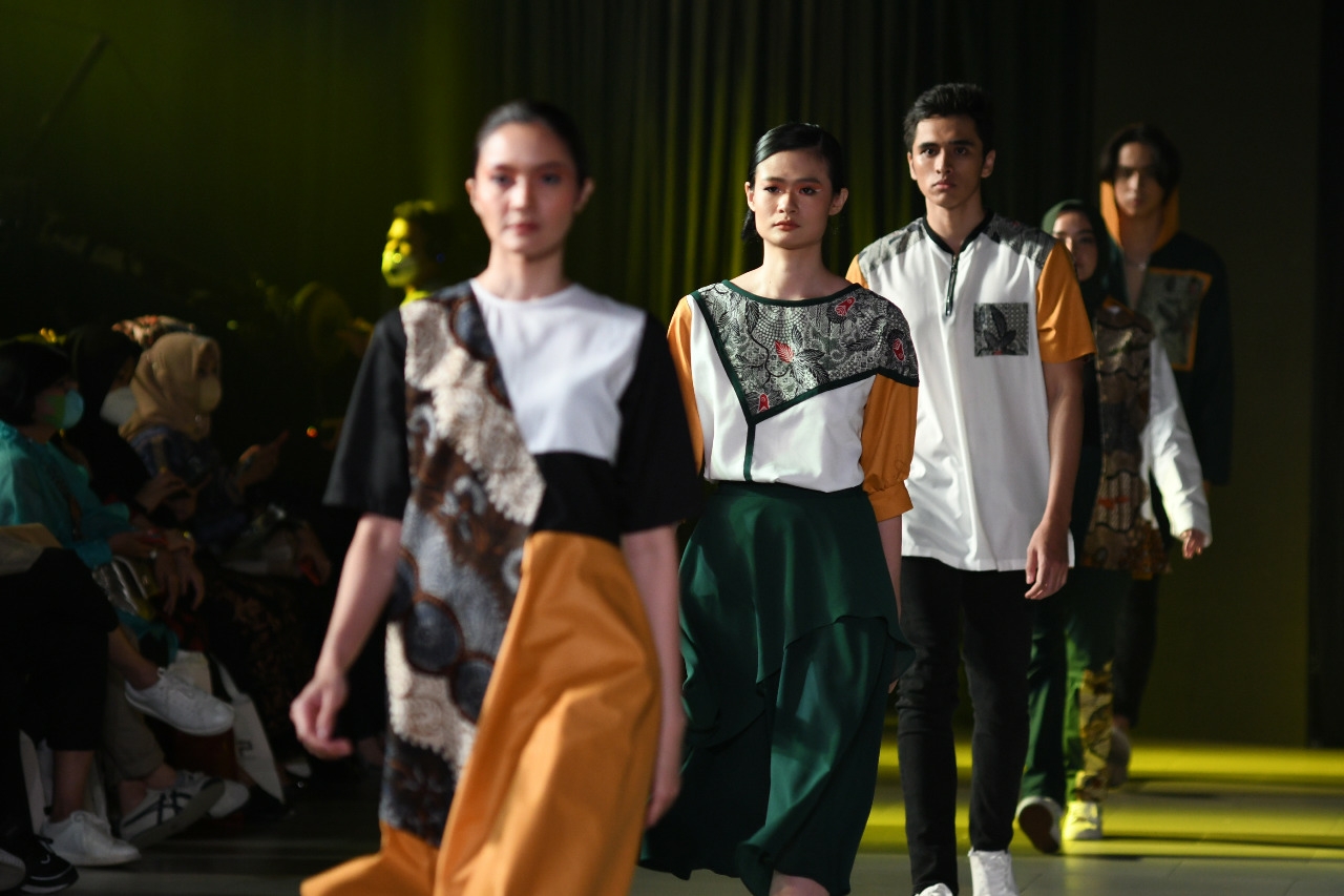 Koleksi Busana Desainer Muda Aura Afilia Ikut Ramaikan Surabaya Fashion Parade 2021