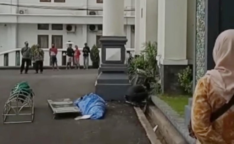 Anton Prasetyo tewas di TKP setelah terjatuh dari lantai 3 kantor Pemkab Tuban (Foto / Metro TV)