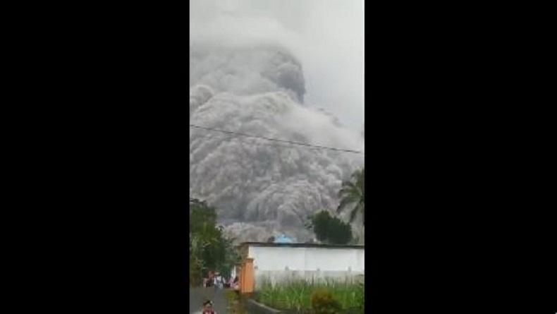 Gunung semeru meletus (Foto / Istimewa)