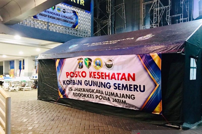 Ratusan Personel Polda Jatim Evakuasi Korban Erupsi Gunung Semeru