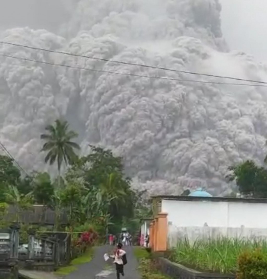 Gunung Semeru di Kabupaten Lumajang, Jawa Timur, erupsi, Sabtu, 4 Desember 2021. (IST) 