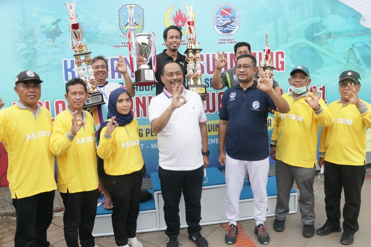 Kontingen Selam Surabaya menerima Piala Gubernur Jatim setelah mendulang medali terbanyak. (ist)