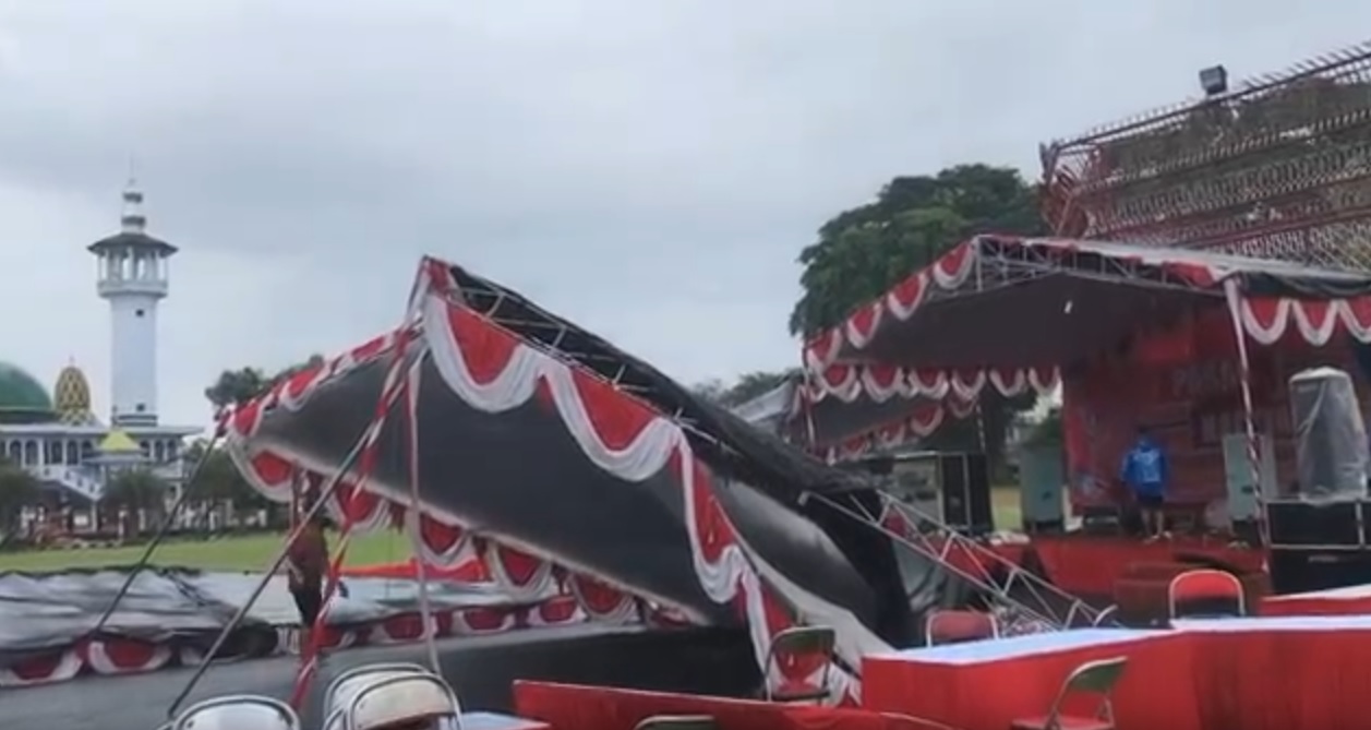 Puluhan tenda bazar UMKM porak-poranda diterjang puting beliung. (metrotv)