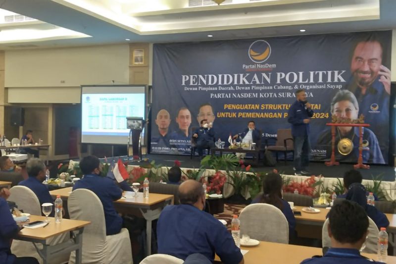 Ratusan pengurus Partai NasDem mengikuti pendidikan politik menjelang Pemilu 2024 di Kota Surabaya, Minggu (5/12/2021). (ANTARA/HO-NasDem Surabaya)