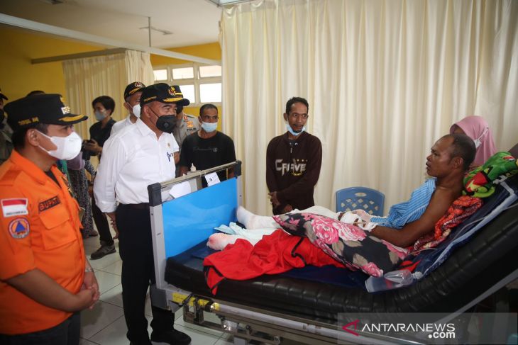 Menteri Koordinator Bidang Pembangunan Manusia dan Kebudayaan (Menko PMK) Muhadjir Effendy saat meninjau korban erupsi Gunung Semeru, Jawa Timur di RSUD Pasirian, Ahad (5/12/2021). (ANTARA/HO-Kemenko PMK)