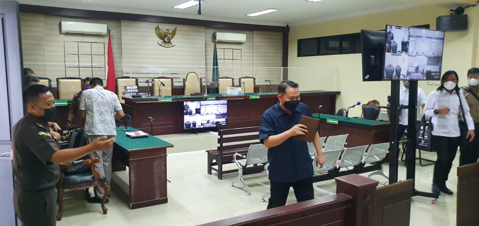 Terdakwa Bupati non aktif Nganjuk Novi Rahman Hidayat usai mengikuti sidang dugaan suap dalam jual beli jabatan  (Foto / Metro TV)