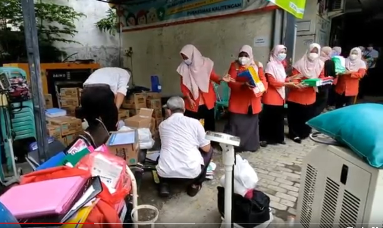 Pegawai Puskesmas memasukan kembali berkas-berkas usai api berhasil dipadamkan. (metrotv)